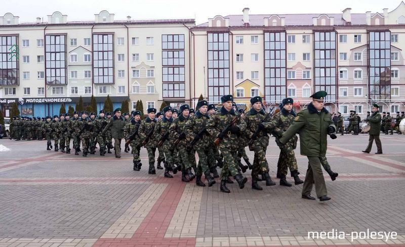 Строем к месту принятия присяги