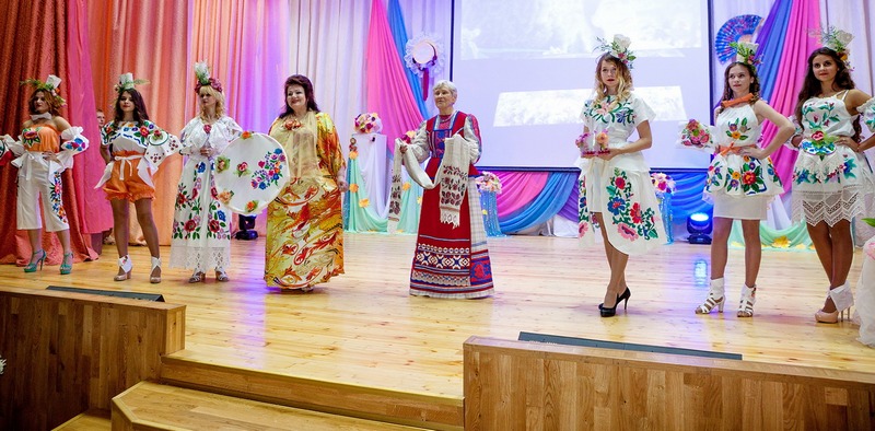 Вышивки наших бабушек, использованные в показе, заиграли новыми красками