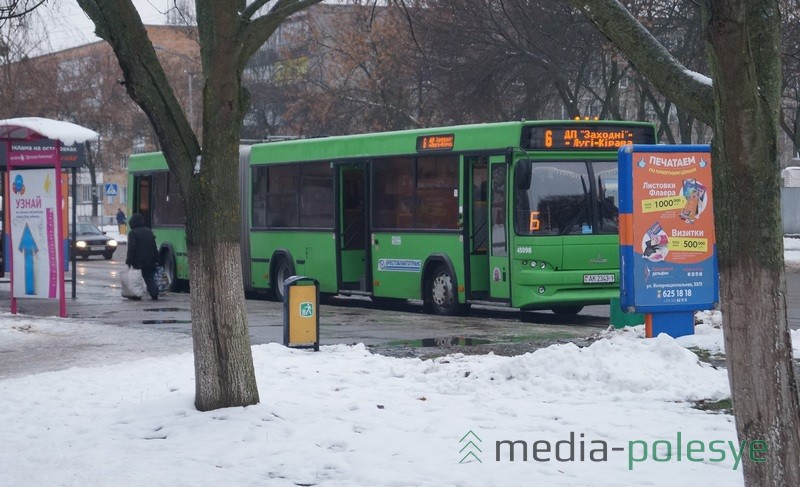 Автобусы вышли на маршруты. В 11.00 на некоторых остановках можно было увидеть по два автобуса одного маршрута, водители пытались нагнать график