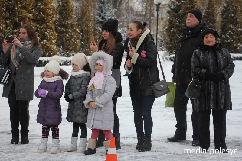 Родные и близкие наблюдают за торжествами на площади