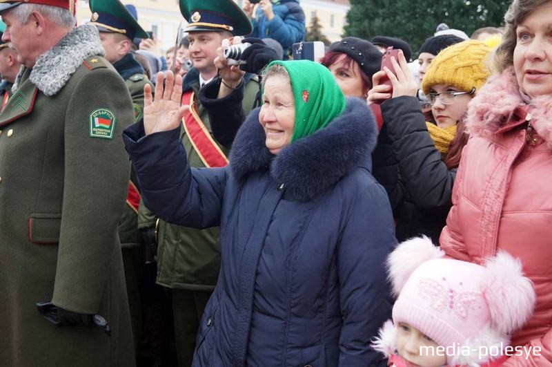 Бабушка подбадривает своего внука-пограничника