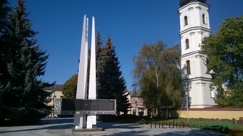 В этом сквере у костёла многие инвалиды-колясочники никогда не были – высокий бордюр мешает 