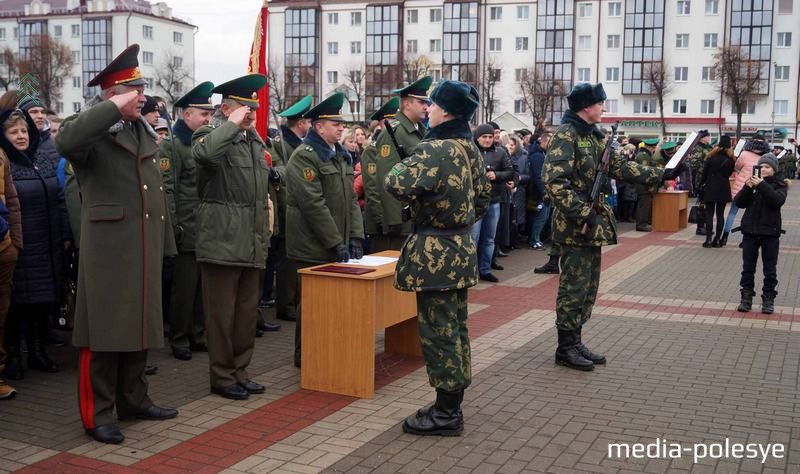 Церемония проходила быстро и по-военному чётко