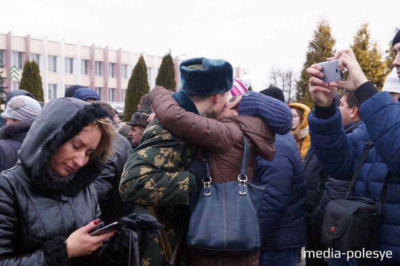 Командиры разрешили обняться с родными