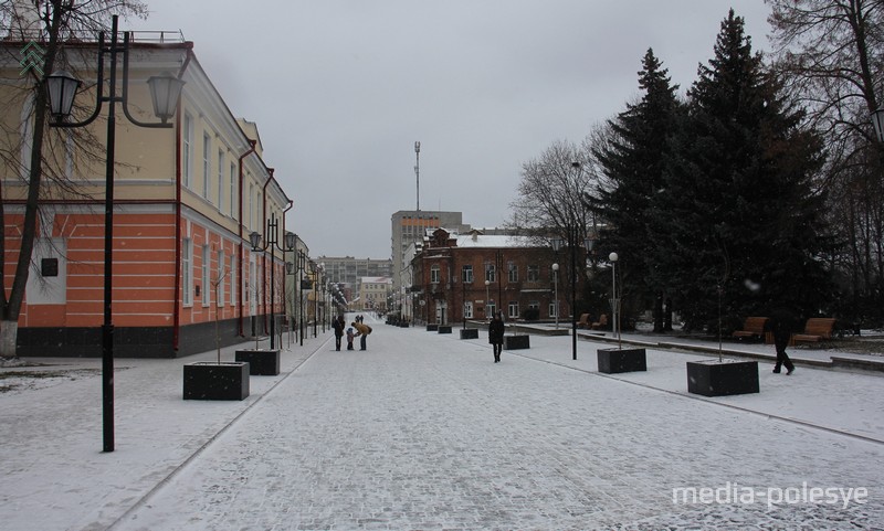 На улице довольно пустынно, огромные пространства никак не обыграны