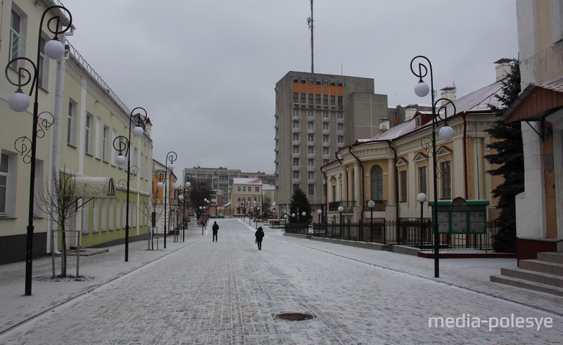 Улица разбита на участки с разным дизайном