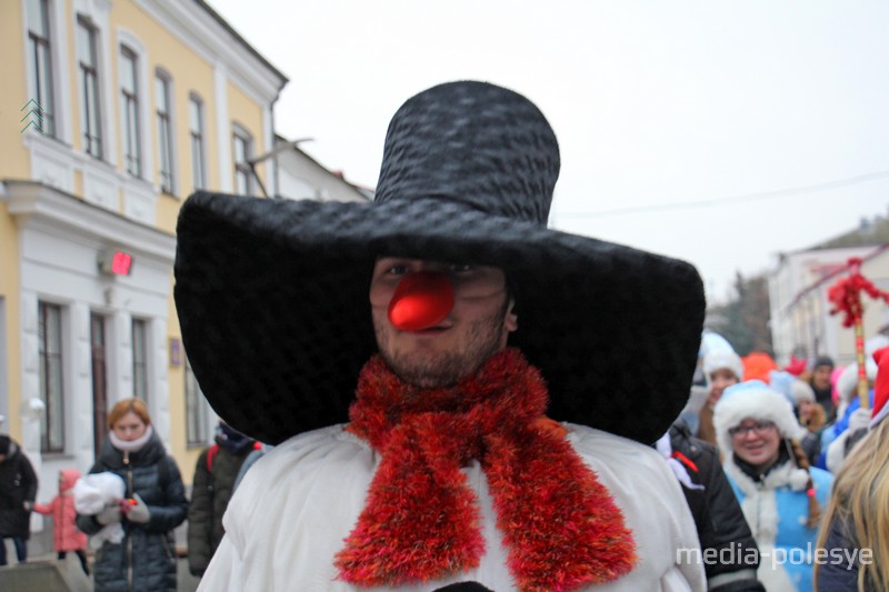 Щетинистый снеговик в модной шляпе