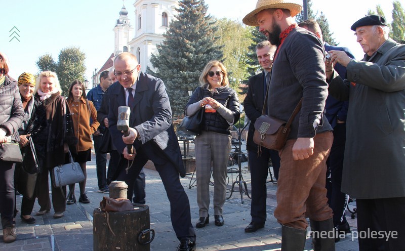 Бывший глава города Андрей Мулярчик чеканит памятную монету