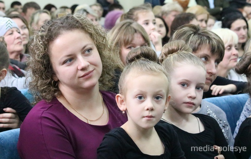 Детишкам не терпится выйти на сцену