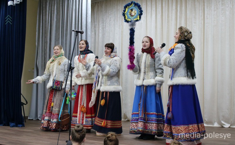 На сцене фольклорный ансамбль «Заряница» из города Великие Луки Псковской области