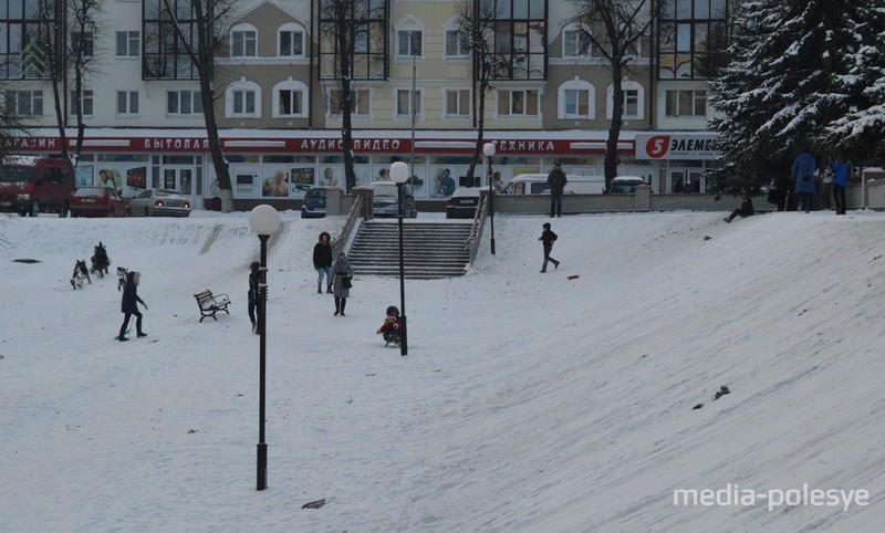 На горке за Лениным всегда катались дети. Фото из архива МП