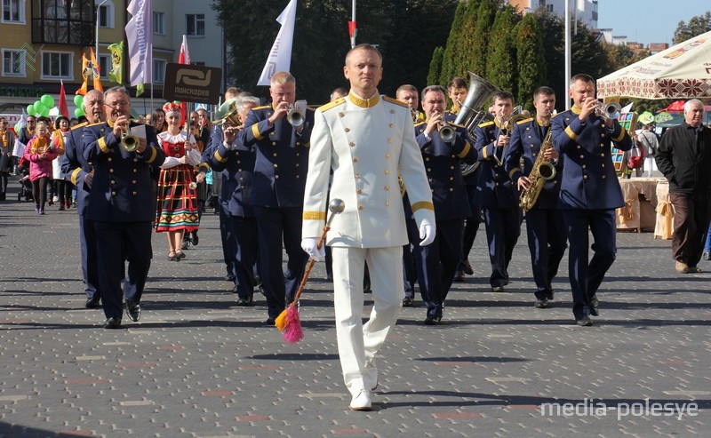 Пинский городской оркестр надел новую форму