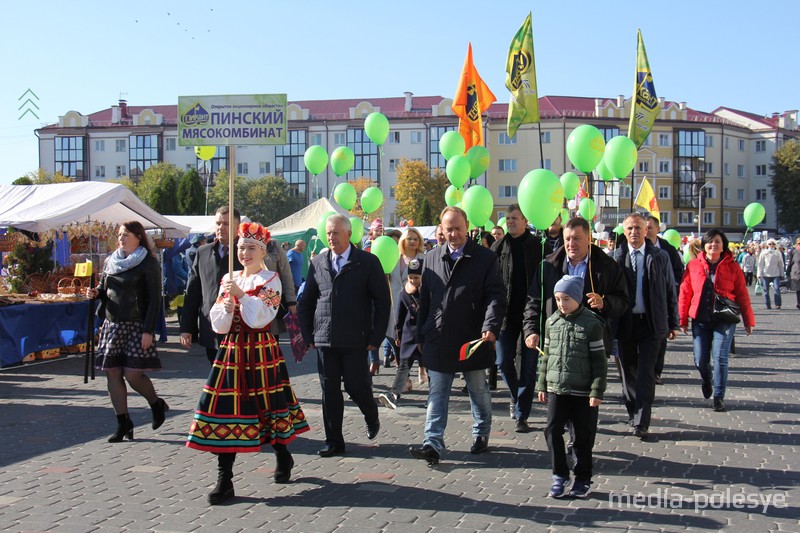 Представители пинских предприятий и организаций прошли шествием по городу