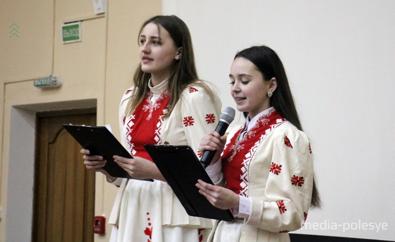 Выступаюць дзяўчынкі з аснежыцкага Цэнтра культуры