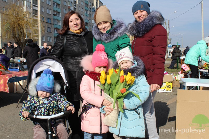 Алла, Тамара и Ирина вместе с детьми. Тюльпаны молодые мамы закупили в Иваново