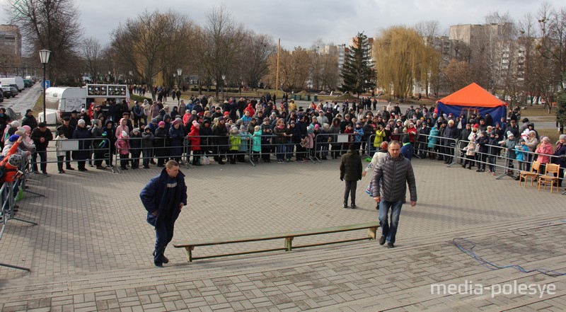 Несмотря на плохую погоду, несколько сотен пинчан пришло на праздник