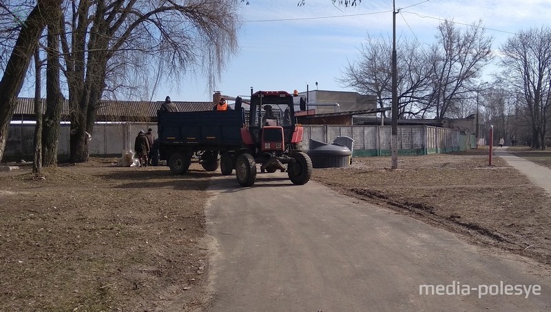 Подъезд к контейнерам сделали с другой стороны