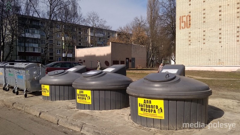 Сейчас площадка под контейнерами в плитке