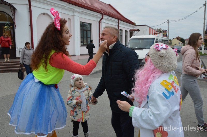 Меряем улыбки на улице в международный День улыбки