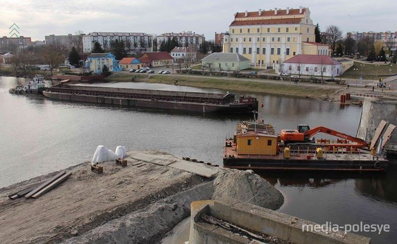 На левом берегу Пины до её трети насыпали земляную насыпь