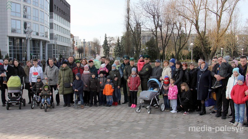 Первые десять семей посадили в сквере деревья