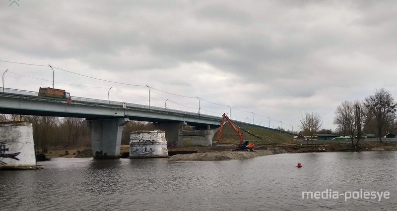 Ведутся работы по сооружению временного моста