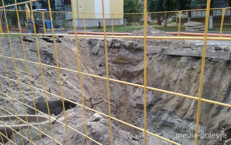 И всё это в сотне метров от прошлогоднего провала на улице Первомайской