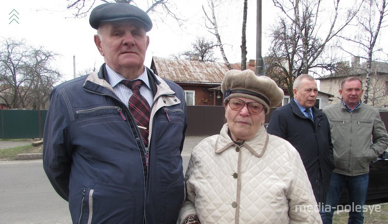 Бывшая узница Анна Голомеева и Василий Левоцкий (руководитель пинской организации Белорусской ассоциации бывших несовершеннолетних узников фашизма)