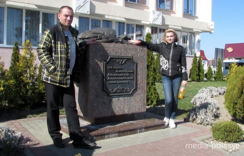 Памятник хлебу у ГДК, подарок городу на праздник «Дожинки»