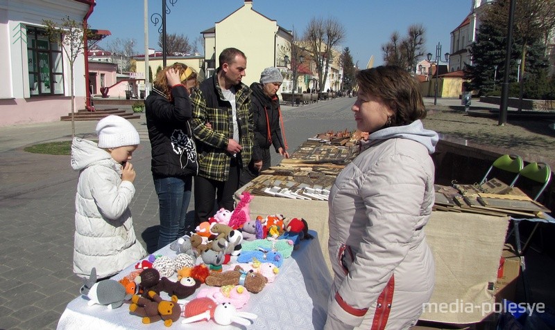 На пешеходке продают сувениры, но, по мнению туристов, ассортимент очень слабый