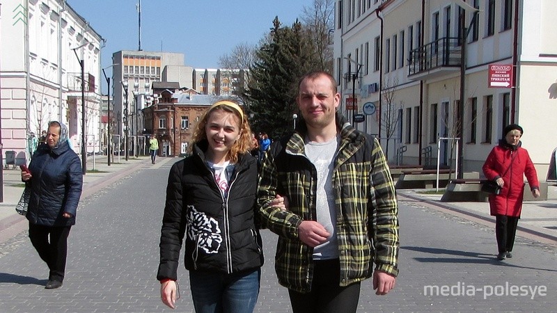 На пешеходке красиво, много скамеек, гуляют родители с детьми