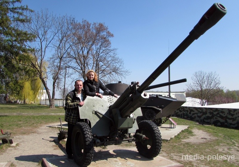 На площадке с военной техникой в парке 