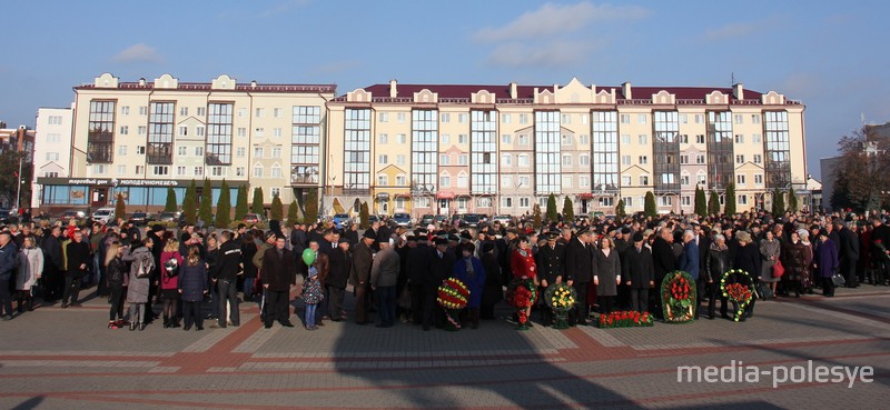 На площади, в тени от памятника вождю мирового пролетариата