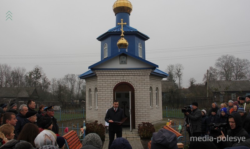 Митинг перед установкой мемориальной доски