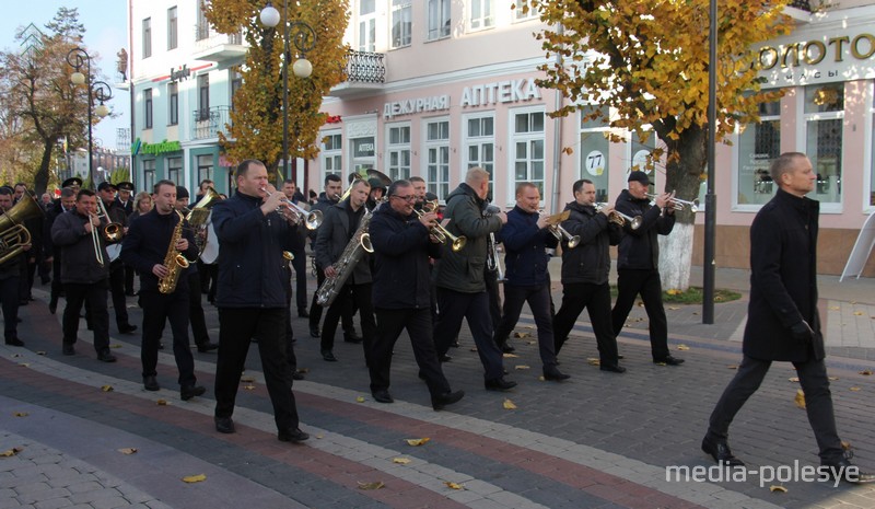 По улице с оркестром