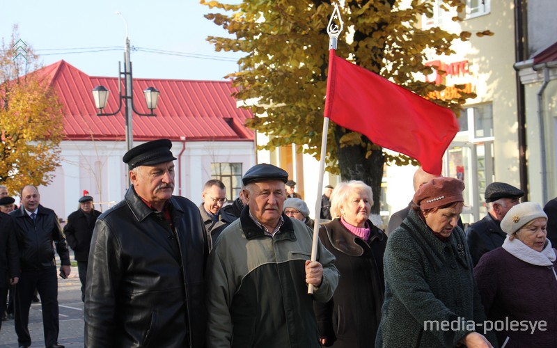 Знамён было не много, но некоторые приходили со своим кумачом