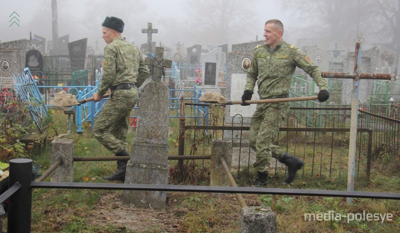 Пинские пограничники помогали благоустраивать могилу 