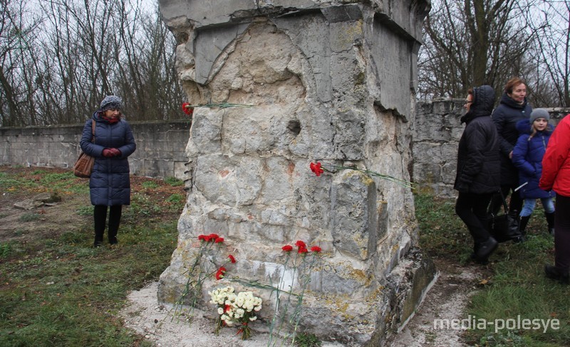 Памятник почти разрушился за много лет