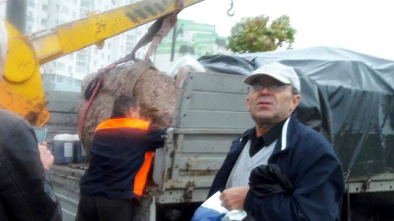 Отгрузка валуна из Минска в Ольпень. Пётр Шпаковский первый слева. Фото со странички П.Шпаковского в ОК