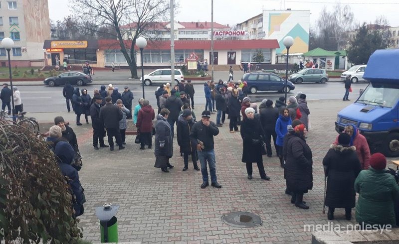 Ещё за час до открытия к новому магазину начали подтягиваться люди. К 12.00 желающих попасть в открывшийся магазин было куда больше