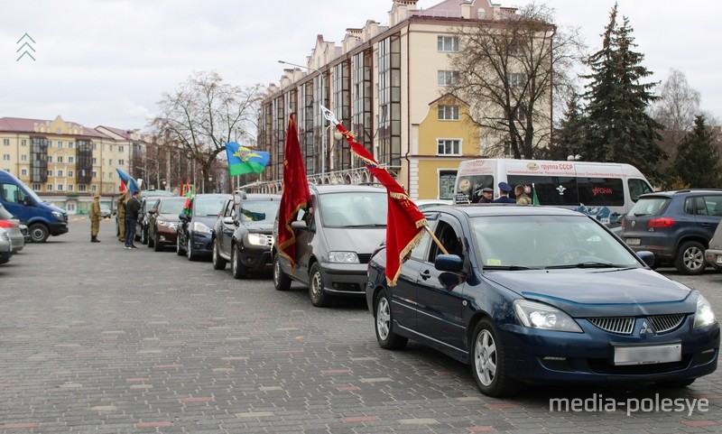 Автомобили перед началом автопробега