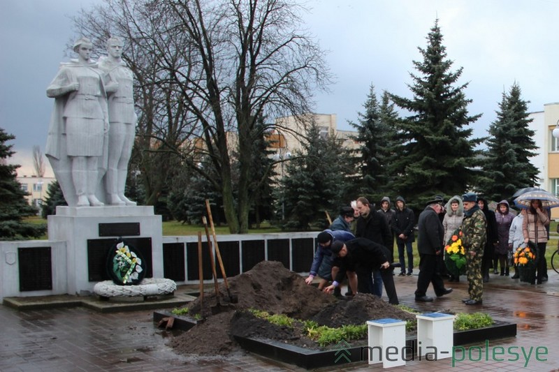 Горсть земли бросили в могилу на урну с прахом