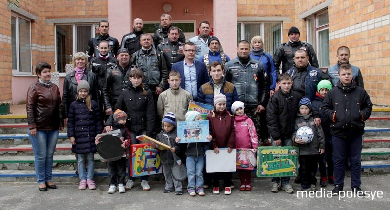 Воспитанники социально-педагогического центра в Речице и байкеры. Фото предоставил А.Борейко