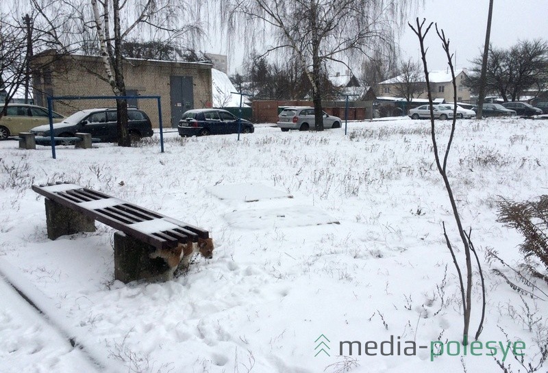 Вывозить снятую и уже засыпанную снегом плиту, похоже, никто и не планирует