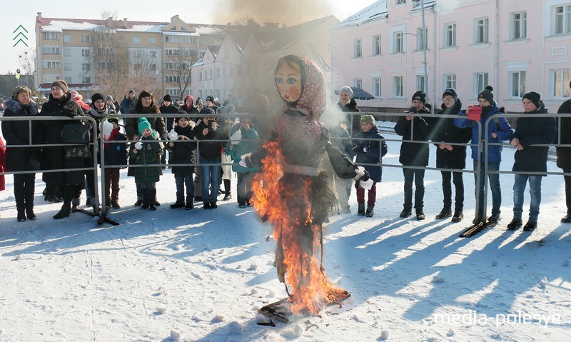 Непритязательное чучело не вызвало эмоций от расставания с зимой