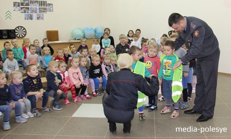 Жилеты повышенной видимости теперь есть и у этих детей