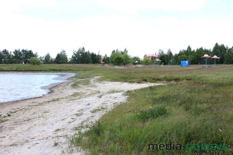 Пляж лунинецкого бассейна опустел