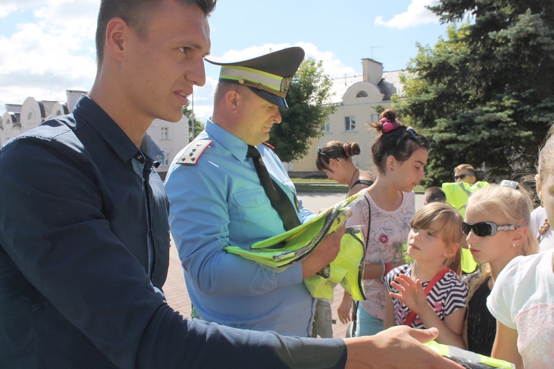 В конце начальник ГАИ Лунинецкого РОВД Александр Дешкевич и методист отдела образования Алексей Пышинский подарили участникам акции световозвращающие жилеты