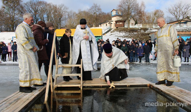 Совершается чин освящения воды