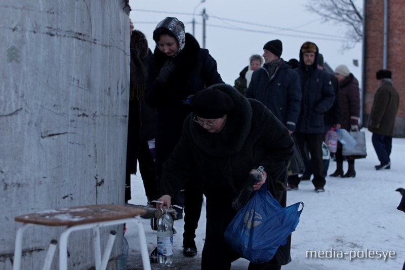 Каждый старается взять воды впрок